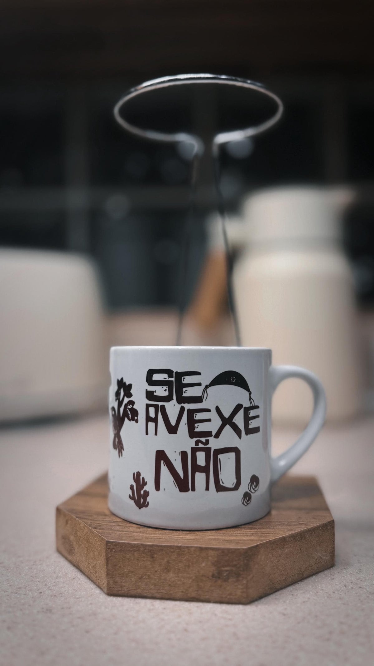 White espresso mug with 'Se avexe não' Brazilian Nordeste phrase in black