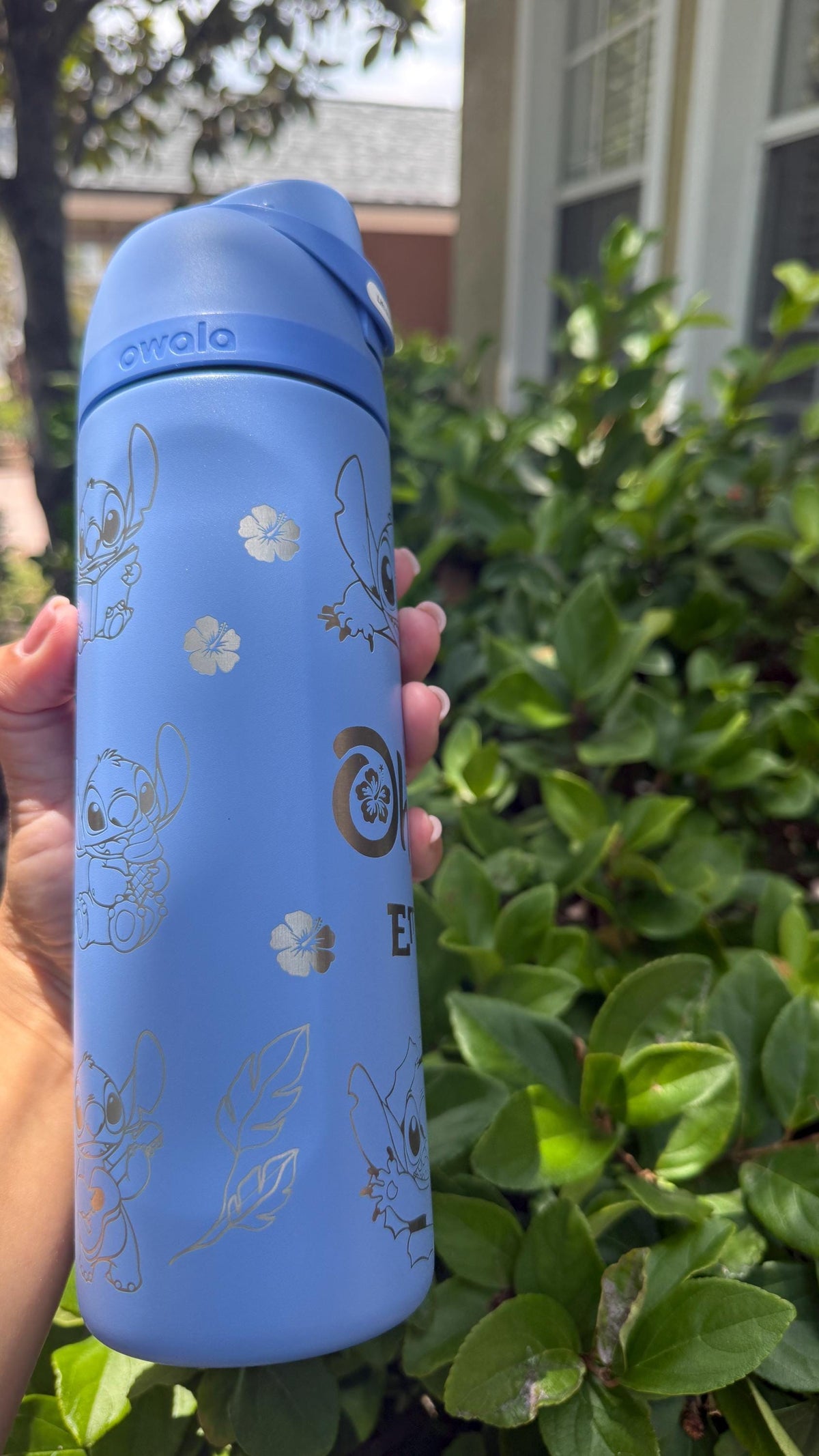 Engraved hibiscus flowers on a Stitch-inspired Owala FreeSip
