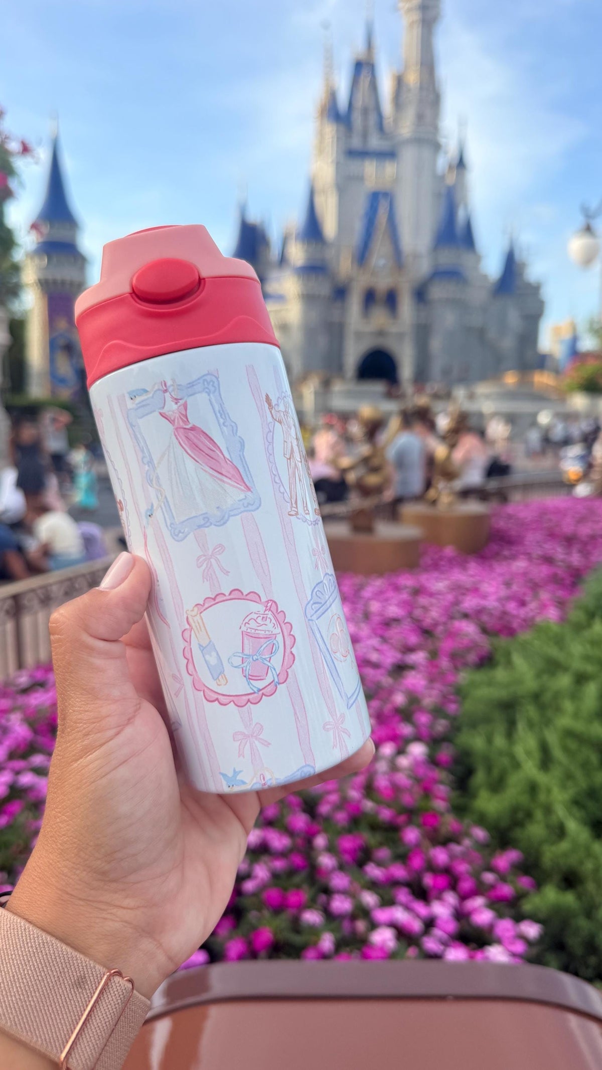 Close-up of the pink castle design on a 12 oz kids bottle
